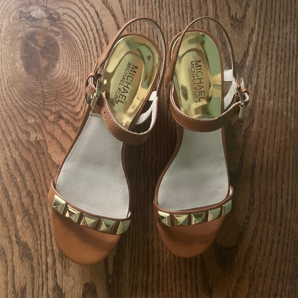Michael Kors Platform Sandal Caramel Shade w Gold Studs Size 7  In The Box  NWOT - Picture 3 of 11